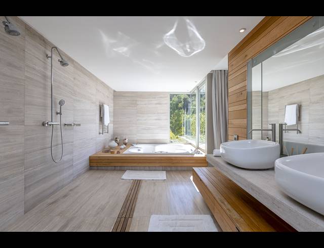 5 BEDROOM FREEHOLD TO LET IN CONSTANTIA